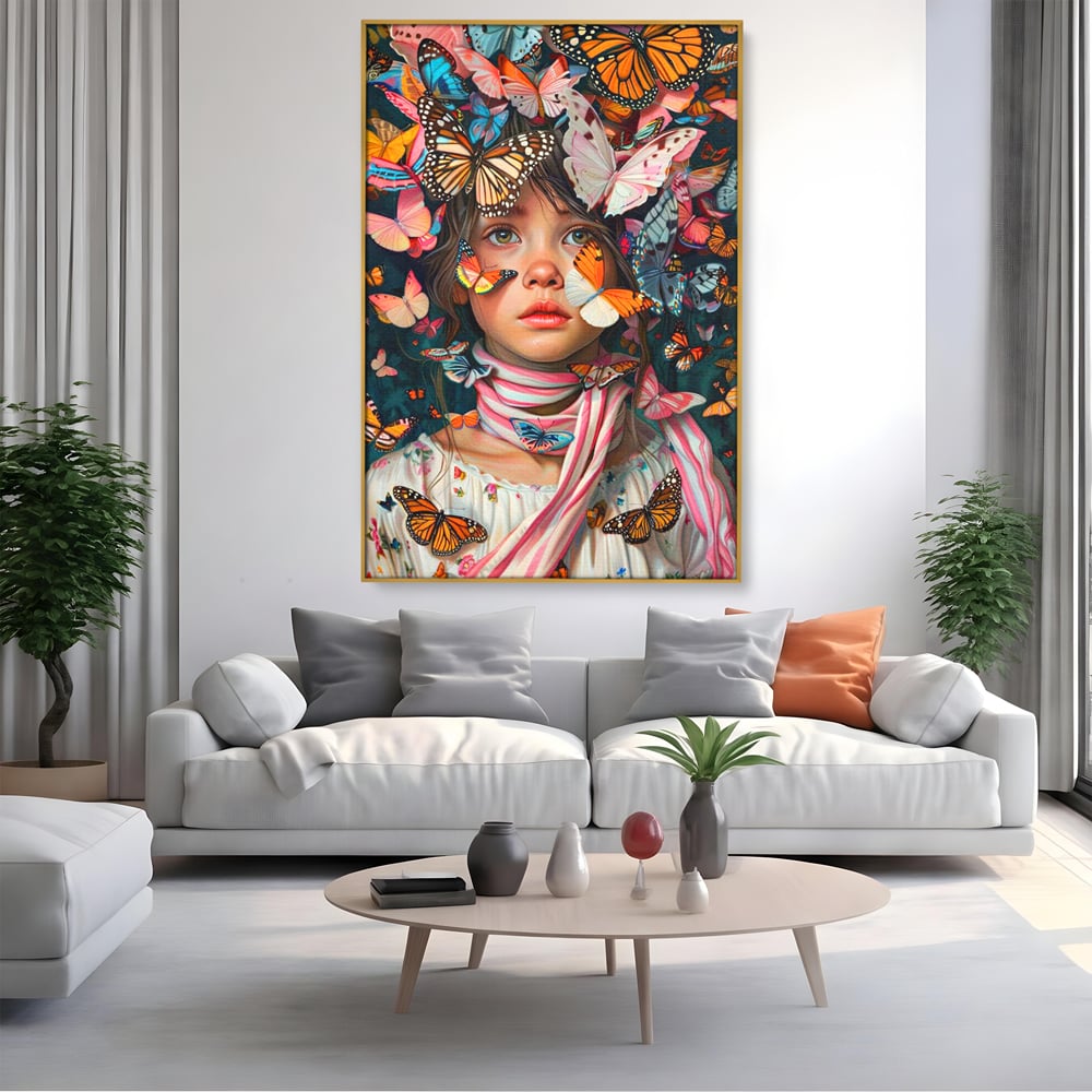 Tablou canvas cu tablou canvas cu fata si fluturi colorati, in rama de aluminiu auriu, pe perete intr-un living